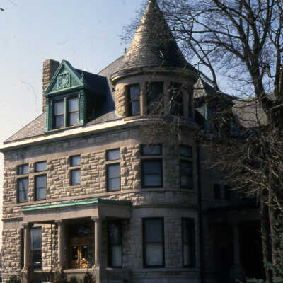 Elmhurst Historical Museum in the Glos Mansion