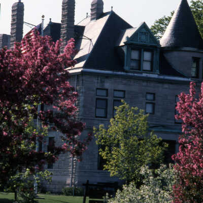 Elmhurst Historical Museum in the Glos Mansion