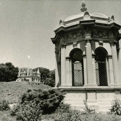 Glos Mausoleum, 1977