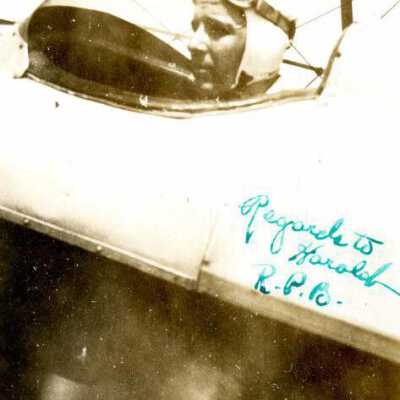 Elmhurst Airport, pilot