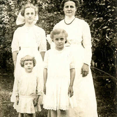 Clara, Flora, Dorothy & Ella Graue