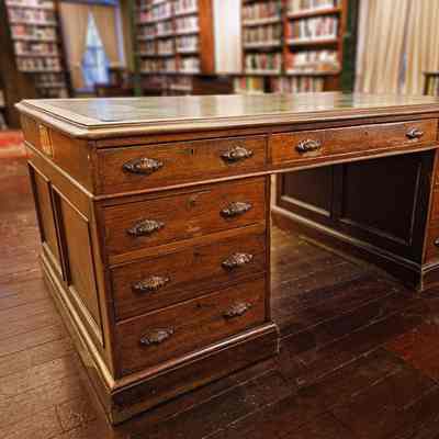 Desk, of Sir George-Étienne Cartier/Bureau de sir George-Étienne Cartier