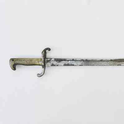Sword Bayonet with Scabbard/Baïonnette-épée avec fourreau