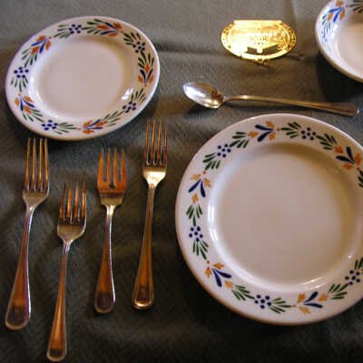 Syracuse china, engraves "GH" silver plated flatware
