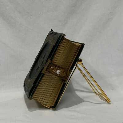 FIC 2015.95 fore edge: Copyright: The Sutliff Museum; Origsize: 6 x 4.5 x 3.25"; Origformat: Artifact; Resolution: 72 dpi