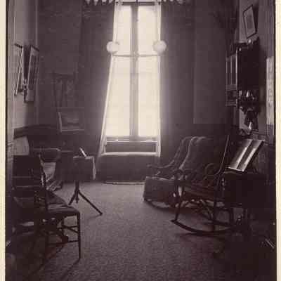 "Senior Parlor of '80"- Vassar College: SM.1971.1.267ttt (Vail logo on back of photo)