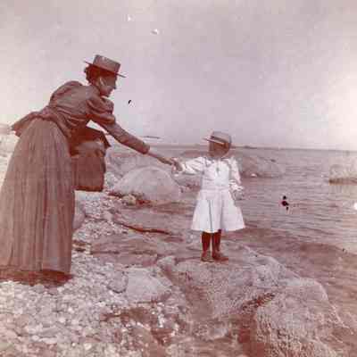 Lydia holding Edwards hand, 1899