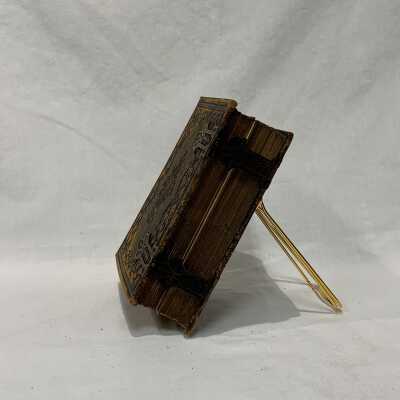 FIC 2015.65 fore edge: Copyright: The Sutliff Museum; Origsize: 6.5 x 2.25 x 5.25; Origformat: Artifact; Resolution: 72 dpi
