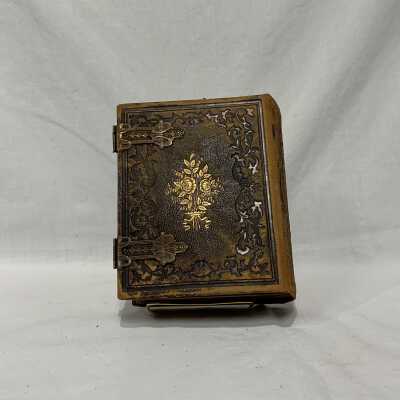 FIC 2015.65 back: Copyright: The Sutliff Museum; Origsize: 6.5 x 2.25 x 5.25"; Origformat: Artifact; Resolution: 72 dpi
