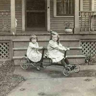 Martha & Gertrude Herlinger, 1911
