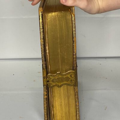 1971.1.133 fore edge: Copyright: The Sutliff Museum; Origformat: Artifact