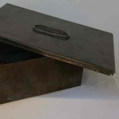 Box- Metal with lid