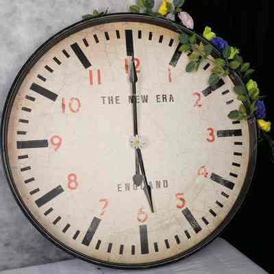 Clock-Wall