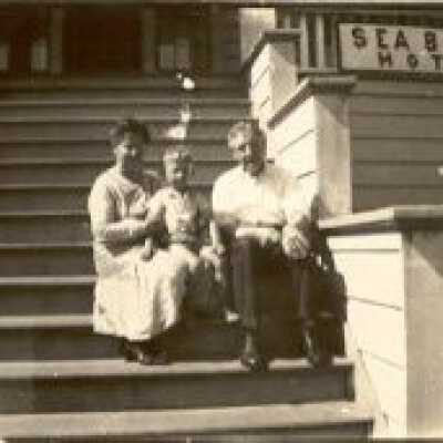People in front of Sea Beach Hotel