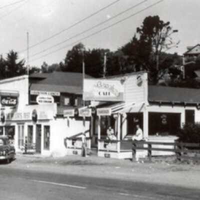 Pelican's Nest & Breakers Cafe