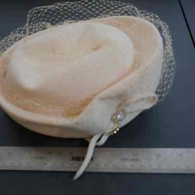 513 - hat, white felt w/ white veil: Murriel Short