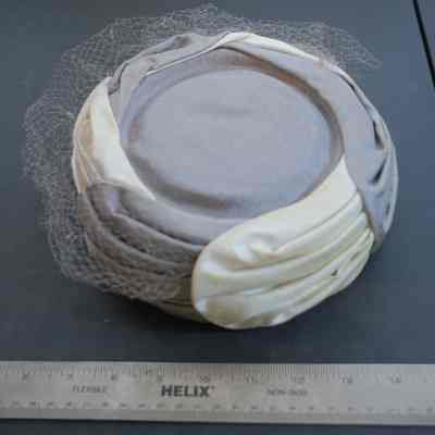 514 - hat, gray and white faille, Vincent de Koven brand