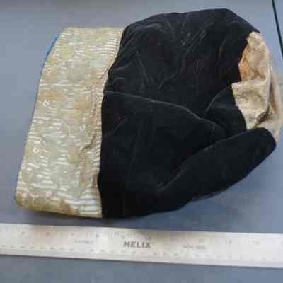 517 - hat, black velvet and gold lame, Mannheimer Hat brand, Paris: Belonged to Ollie O'Leary
