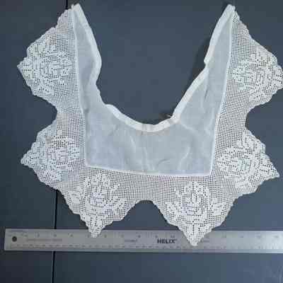477 - white linen collar w/ crocheted edge