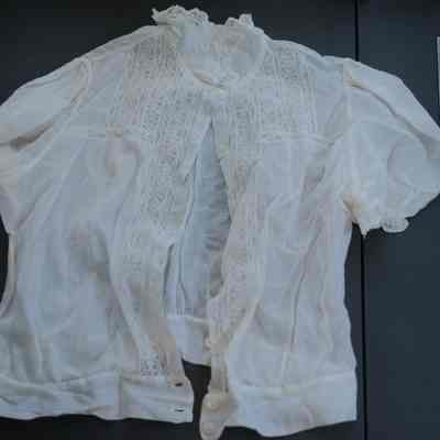 523 - blouse, white batiste