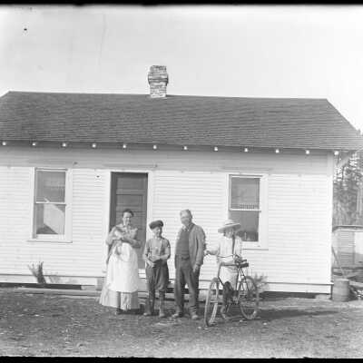 Family outside house: Origsize: 4x5; Origformat: Negative