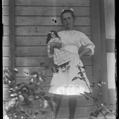 Young girl with doll: Origsize: 4x5; Origformat: Negative