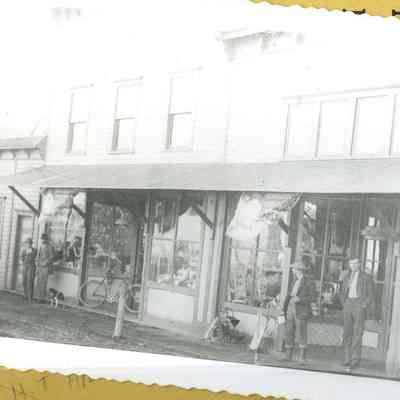 AT 925 - 10 Cent store: H.T. Hill on left, Rein Zylstra, clerk on right