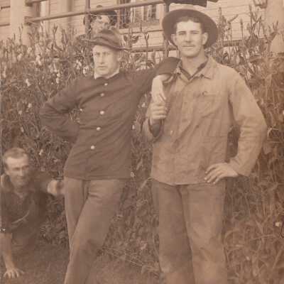 Soldiers goofing around: Origsize: 3.5x5.5; Origformat: Print-Photographic