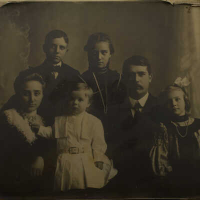 Photograph, Herrett Family (See photo for id of family members). Acc # 2020.012.001