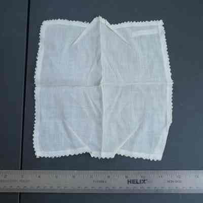 484 - linen handkerchief w/ edging of narrow tatted points