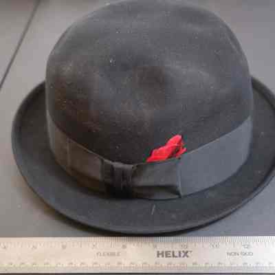 566 - man's black "Royal Stetson" Ivy League w/ grosgrain ribbon band and red feather: Size 7.25"