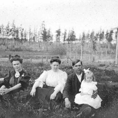 Photograph, Mr. and Mrs. Stallman and dau. Julietta at Beach View Farm, ca. 1909. Acc.# 2019.018.191