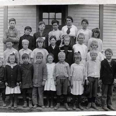 1916 photo of students attending Woodland School
