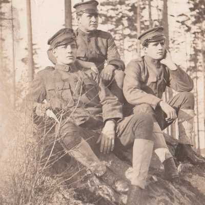 Three soldiers posing on rock: Origsize: 3.5x5.5; Origformat: Print-Photographic