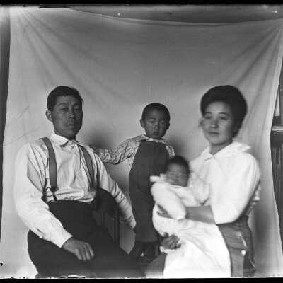 Couple with two small children: Origsize: 4x5; Origformat: Negative