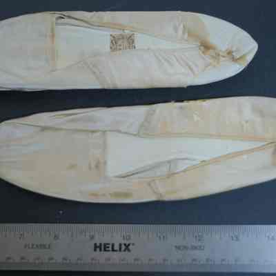 501- slippers, ivory satin, kid and linen lined, Este de la Laix, Paris (2 pair)