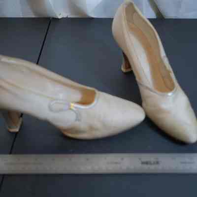 504 - shoes, white satin pumps w/ silver trim, size 7 1/2a