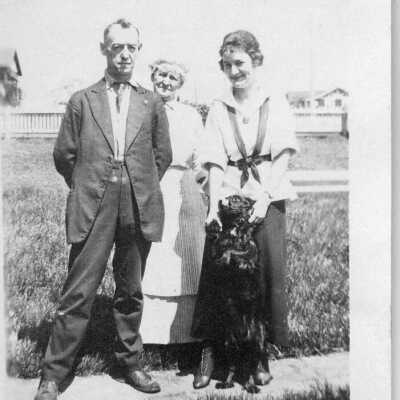 Photograph, Harry, Nell and Ruth Sheldon with dog Totem. Acc. # 2019.018.135