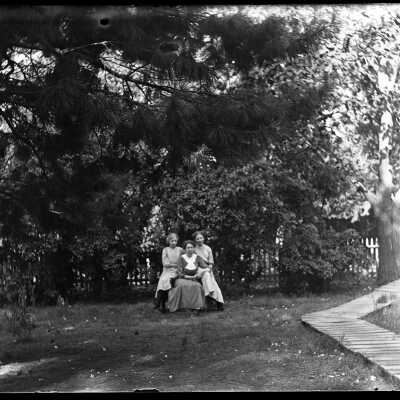 Three girls in the garden: Origsize: 4x5; Origformat: Negative