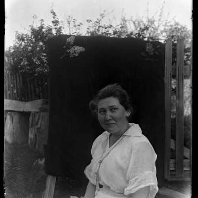 woman posing for portrait: Origsize: 4x5; Origformat: Negative