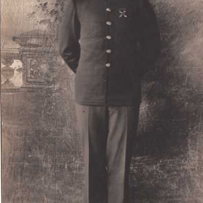 Soldier posing infront of backdrop: Origsize: 3.5x5.5; Origformat: Print-Photographic
