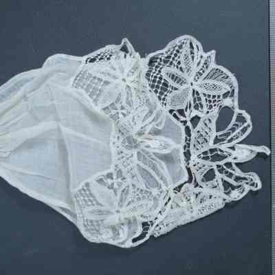 465 - white sheer linen jabot w/ tape lace