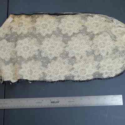 479 - collar, ecru lace w/ black velvet edge trim, large