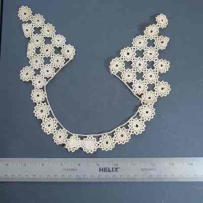 468 - collar, hand tatted rosettes, ecru