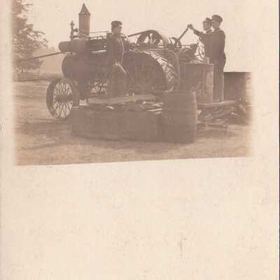 Three soldiers with mobile gun: Origsize: 3.5x5.5; Origformat: Print-Photographic