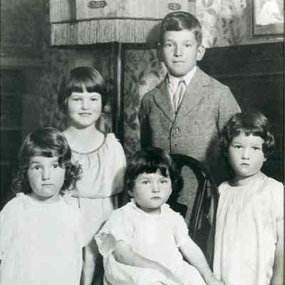 Carl, Betty, Evelyn, Virginia, and Helen Izett