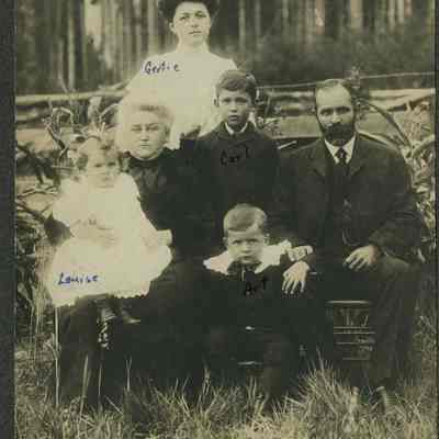 Geroge and Annie Robin (Monroe) Izett, with children Art, Louise, Carl and Gertie: Taken circa 1905