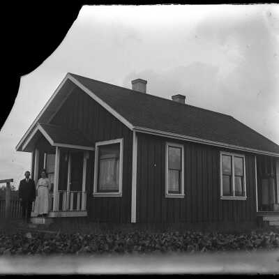 Couple outside house: Origsize: 4x5; Origformat: Negative