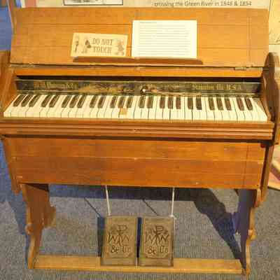 W.W. Putnam Little Giant Folding Organ