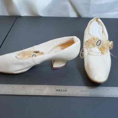 499 - shoes, white kid pumps - button bow straps